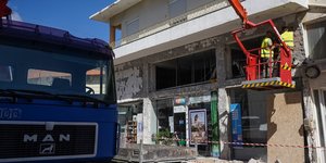 εργατες γκρεμισμενο