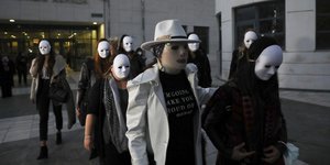 Η Ιωάννα Παλιοσπύρου με τις φίλες της που φόρούσαν επίσης μάσκα την ημέρα της καταδικαστικής απόφασης σε βάρος της Έφης Κακαράτζουλα