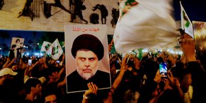 Οπαδοί του Μοκτάντα Αλ Σατρ πανηγυρίζουν στο Ιράκ