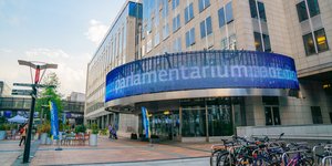 Η είσοδος στο Κέντρο «Παρλαμεντάριουμ»