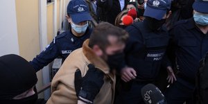 ιστιοπλοΐα προπονητής κατά τη μεταγωγή στον εισαγγελέα 