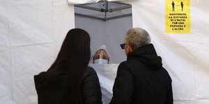 Διεξαγωγή rapid test σε κινητή μονάδα στην Ιταλία