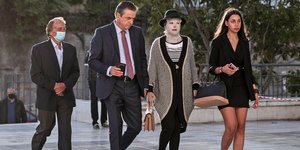 Η Ιωάννα έξω από το δικαστήριο