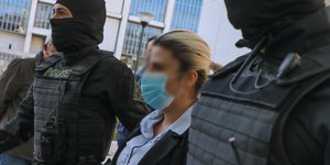 Η Εφη Κακαράντζουλα στη δίκη για την επίθεση με βιτριόλι