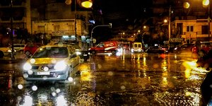 Κακοκαιρία στη νυχτερινή Αθήνα