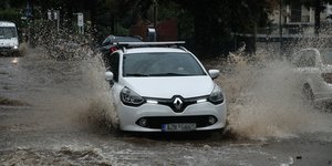 κακοκαιρία αυτοκίνητο νερά λασπόνερα