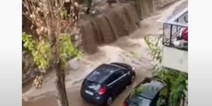 Καταρράκτης από το νερό στον περιφερειακό Λυκαβηττού