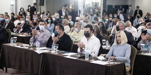 Η Φώφη Γεννηματά με συνεργάτες της στην ΚΕ του ΚΙΝΑΛ