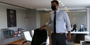 Βασίλης Κικίλιας πιανει καρεκλα 