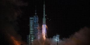 Η στιγμή της εκτόξευσης του Κινεζικού πυραύλου 