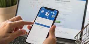 Κινητό τηλέφωνο ανοιγμένο στην εφαρμογή του Facebook