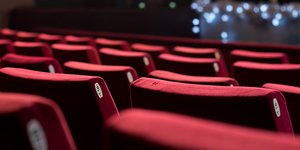 κόκκινες καρέκλες σε θέατρο