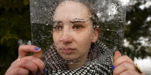 κοπέλα σε διαδήλωση στη Ρουμανία ενάντια στη βία κατά τω γυναικών