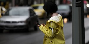 Κορίτσι στην Αθήνα κοιτά το κινητό της