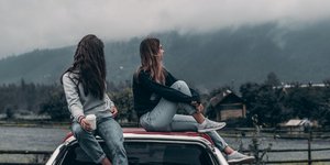 γυναίκες πάνω σε αυτοκίνητο
