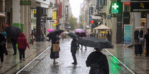 Κόσμος υπό βροχή στην Ερμού
