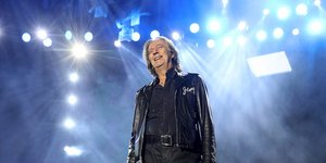 Ο Κώστας Τουρνάς αποκαλύπτει την ιστορία πίσω από το τραγούδι «Ομορφη»