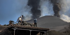 Εθελοντές προσπαθούν να ξεθάψουν σπίτια στη Λα Πάλμα