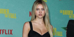 Λένι Κλουμ με μαύρο φόρεμα