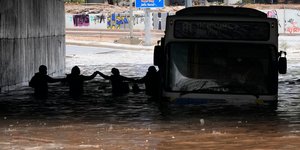 Απίστευτες σκηνές με το λεωφορείο που βούλιαξε από τη νεροποντή στην παλιά Λεωφόρο Ποσειδώνος