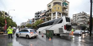 Το λεωφορείο που χάθηκε στην τρύπα στην Καλαμαριά Θεσσαλονίκης την Παρασκευή