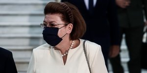 Η Λίνα Μενδώνη με λευκό outfit