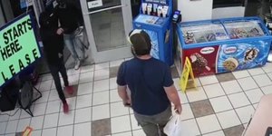 Ενοπλοι μπήκαν για ληστεία: Επεσαν σε πεζοναύτη -Επιασε τον έναν, έτρεχαν οι άλλοι δύο