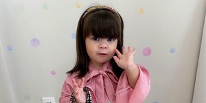 Η Lizzie Britis με ροζ φόρεμα