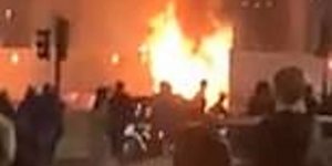 Λονδίνο: Περαστικοί απαθανάτιζαν τη φωτιά στο βαν, στην πλατεία Τραφάλγκαρ