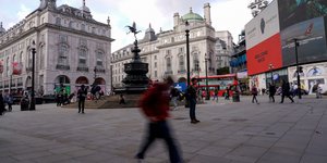 Κόσμος στην πλατεία Piccadilly Circus στο Λονδίνο