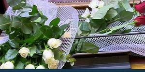 Λουλούδια στο έδρανο της Βουλής στη θέση της Φώφης Γεννηματά