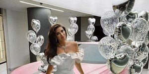 Η Influencer τοθυInstagram Love Rose με ροζ αυτοκίνητο και ασημί μπαλόνια