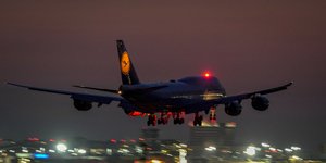 Αεροπλάνο της Lufthansa κατά την προσγείωση