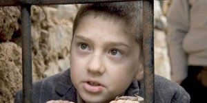 Ο Μάνος Τσαγκαράκης ως μικρός Δημήτρης στο «Νησί»