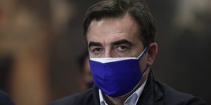 Ο Μαργαρίτης Σχοινάς με μάσκα