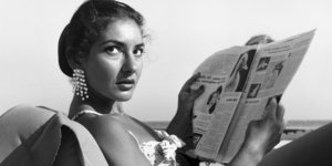 Η Μαρία Κάλλας κρατά εφημερίδα