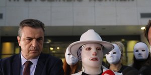 H Ιωάννα Παλιοσπύρου έξω από το δικαστήριο