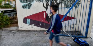 μαθητης σερνει τσάντα