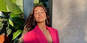 γυναίκα με σακάκι