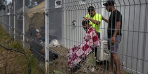 Μετανάστες στη Λιθουανία κουρεύονται μόνοι μέσα σε δομή