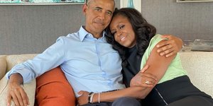 Μισέλ και Μπαράκ Ομπάμα αγκαλιά στον καναπέ τους 