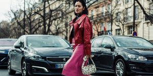 Γυναίκα με μίντι φούστα