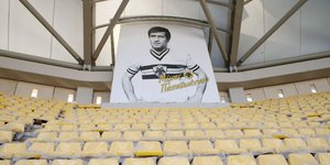 Ο Μίμης Παπαϊωάννου στον πυλώνα της «OPAP Arena»