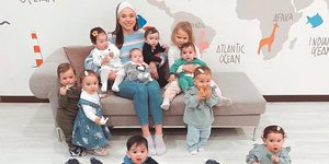 Μητέρα αγκαλιά με μωρά