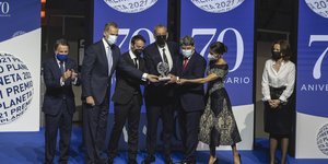 Ο βασιλιάς Φελίπε της Ισπανίας και η βασίλισσα Λετίθια με τους τρεις άνδρες νικητές του βραβείου Planeta