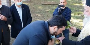 Γρεβενά: Ο μητροπολίτης Δαβίδ κατέβαζε με το δάχτυλο τις μάσκες επισήμων για να φιλήσουν τον σταυρό