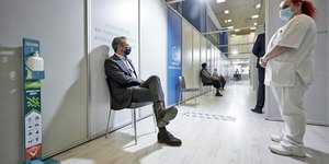 Ο Κυριάκος Μητσοτάκης στην αναμονή για την 3η δόση του εμβολίου