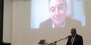 Ηλίας Μόσιαλος σε ζωντανή σύνδεση 