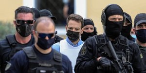 Στιγμιότυπο από τη μεταγωγή του Μπάμπη Αναγνωστόπουλου στον ανακριτή