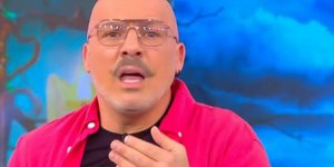 Νίκος Μουτσινάς ροζ πουκάμισο Καλό Μεσημεράκι σεισμός 25/10/2021